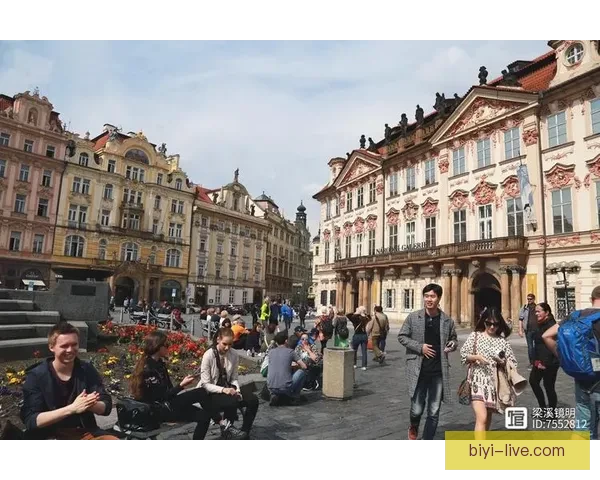 艾维街头演讲引关注 手持麦克风与路人分享独到见解与生活感悟